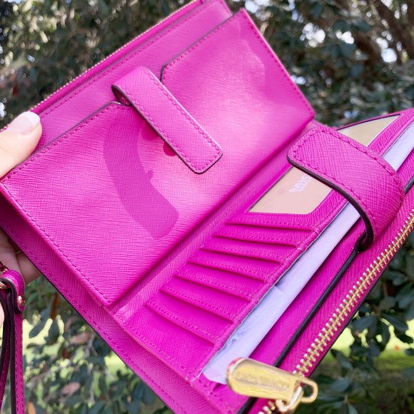 Michael kors large phone wallet wristlet ‼️SALE‼️ - Picture 6 of 6